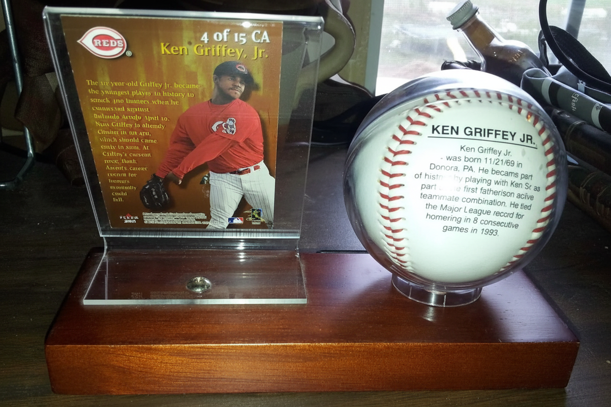 Placa de Ken Griffey Jr. con béisbol y tarjeta