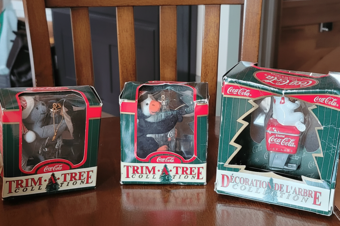 Lote de artículos coleccionables vintage de Coca-Cola: carteles, botellas y recuerdos