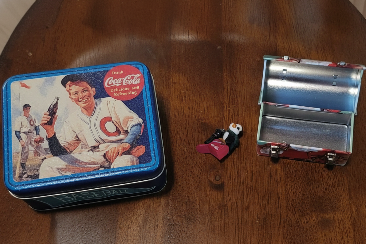 Lote de artículos coleccionables vintage de Coca-Cola: carteles, botellas y recuerdos